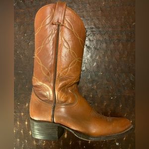Tony Lama 5055 Cowboy Boot. Size 7. Fits bigger. EUC.